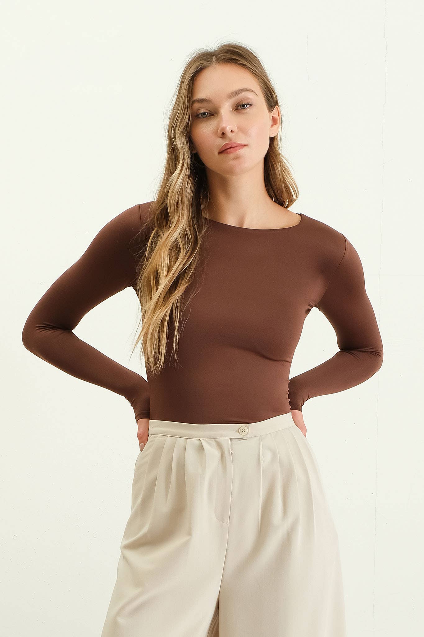 ROUND NECK LONG SLEEVE FITTED KNIT TOP