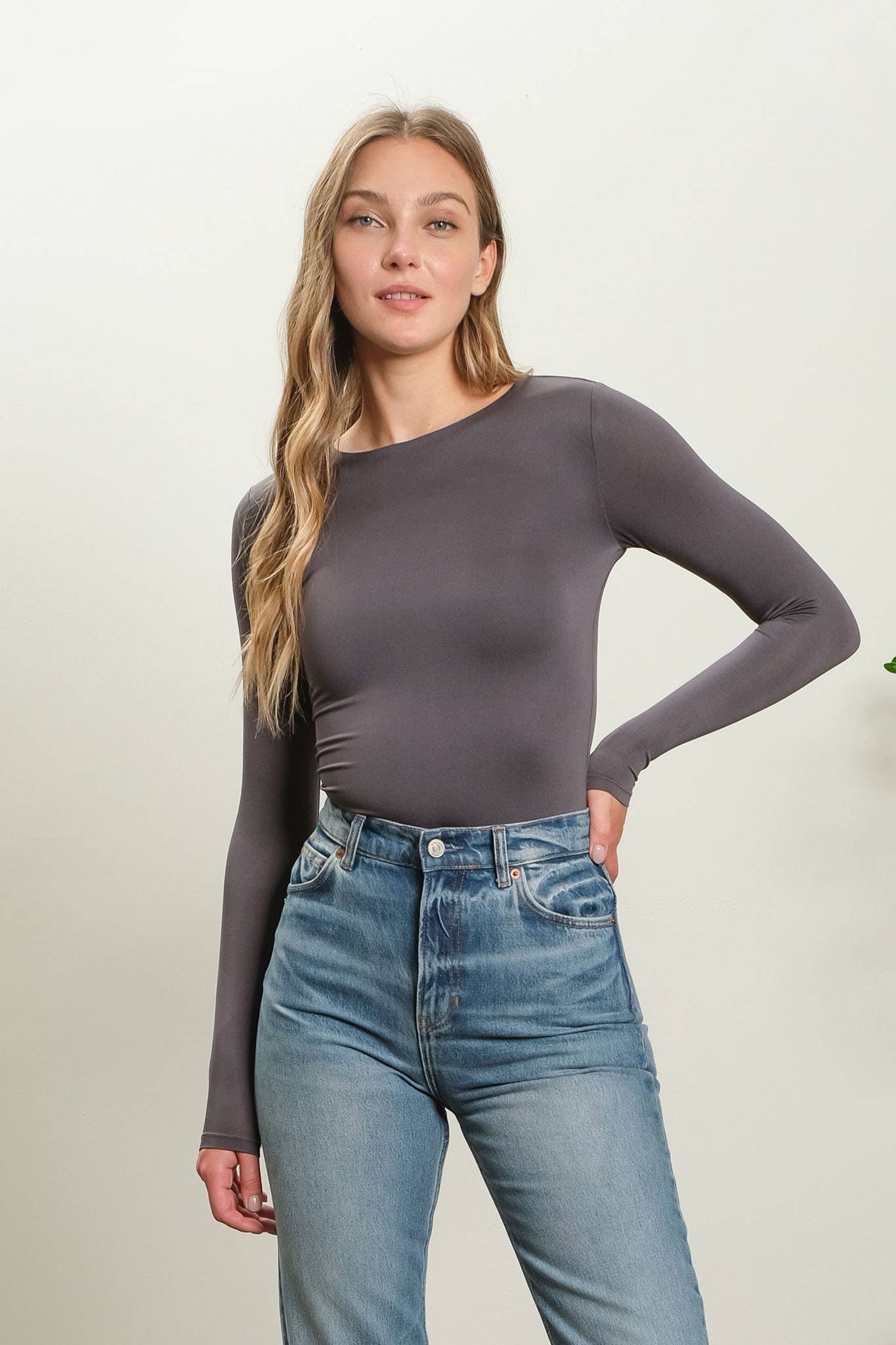 ROUND NECK LONG SLEEVE FITTED KNIT TOP